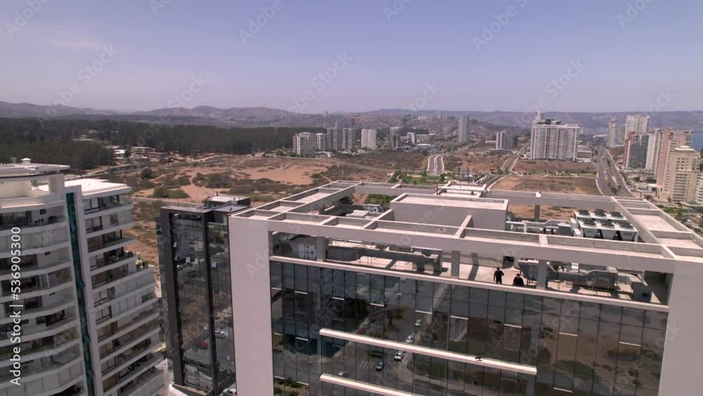 vuelo rasante de un dron volando sobre un edificio de oficinas vuelo rasante de un dron volando sobre un edificio de oficinas