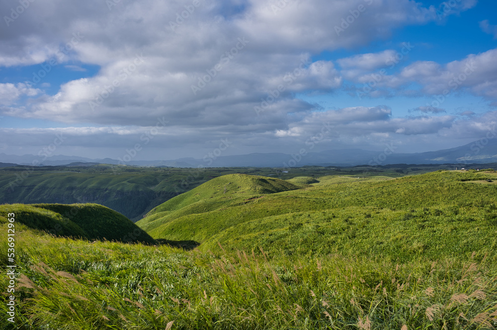 Obraz premium 阿蘇, 大観峰, 草原, 空, 風景, パノラマ, 自然, カルデラ, 旅行, 観光, 歴史, 岩, 山