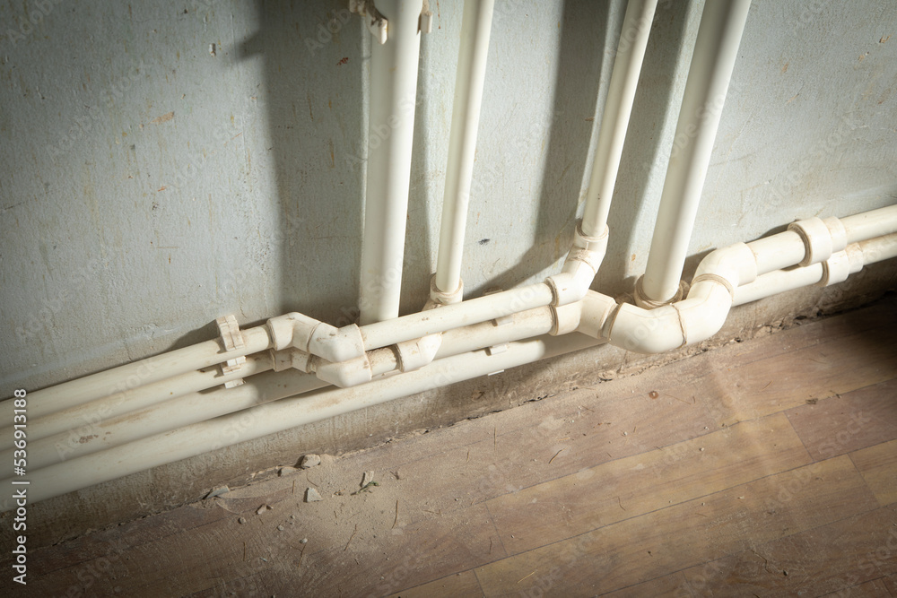 Connecting plastic pipe. Installing water heating radiator foto de