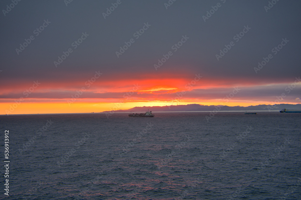 Fototapeta premium 夕焼け, 太平洋, 空, 海, 太陽, 水, 雲, 自然, 夕日, 水平線, 風景, 今夜, オレンジ, 雲, 青, 惰性で進む, アイランズ, 美しい, 夜明け, 光, 赤