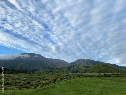 阿蘇, 風景, 空, 自然, 山, 草, サマータイム, 緑, ヒル, 雲, 牧草地, 森, 雲, 野原, 木, 景色, いなか, 全景, 景色