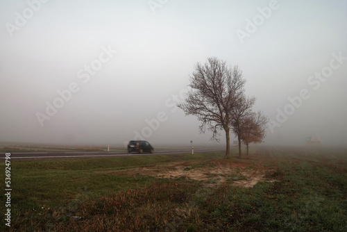 Auto jadące w złych warunkach jesiennych, mgła.