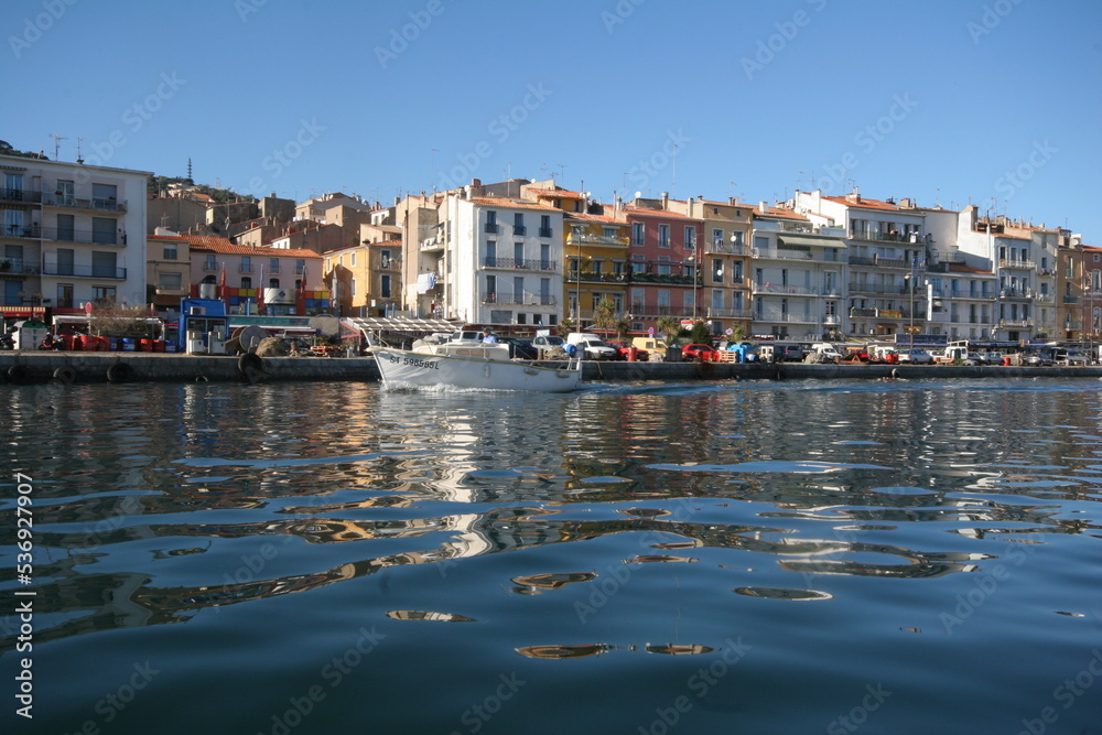 Canal de Sète, canal du Roi, quai, bateaux, façades, reflets, ciel, belle photo de Sète dans l'Hérault en Occitanie