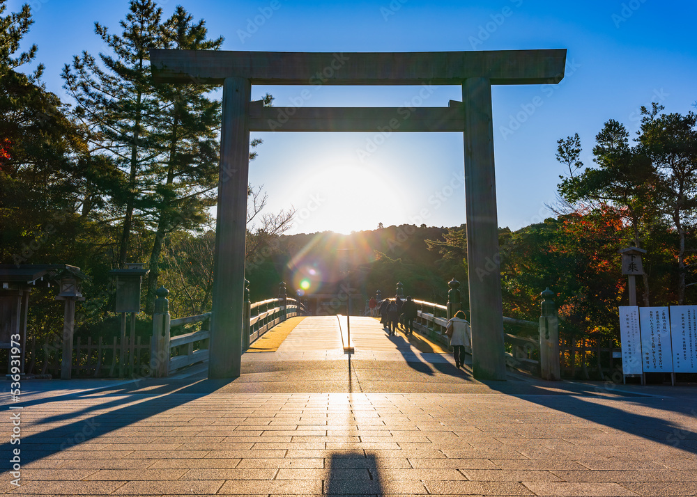 伊勢神宮 内宮 宇治橋鳥居から昇る朝日