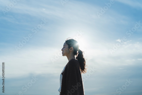 夕暮れの海にいる女性 photo