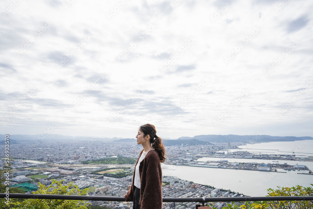 Fototapeta premium 展望台にいる女性