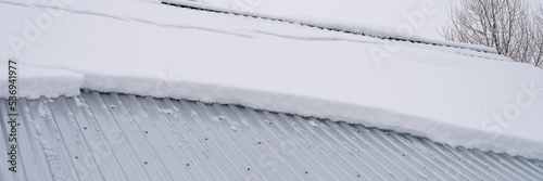 фотографія snow sliding down from roof