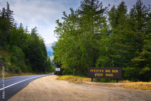 Tableau sur toile Welcome sign at the entrance to Pfeiffer Big Sur State Park in California