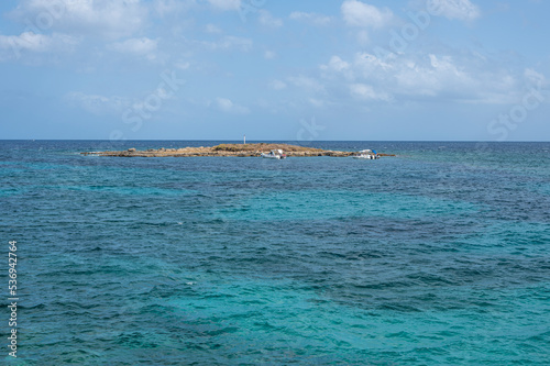 Fototapeta Naklejka Na Ścianę i Meble -  The beautiful Isola Ognina in Syracuse with turquoise and green water