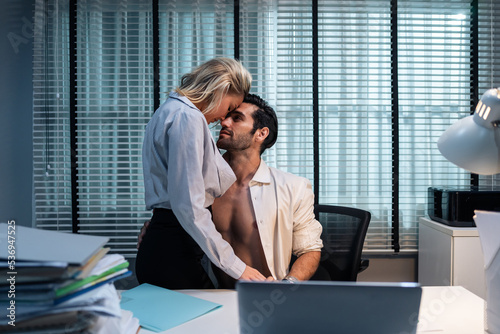Fotografia Caucasian businessman and woman foreplay and making love in the office
