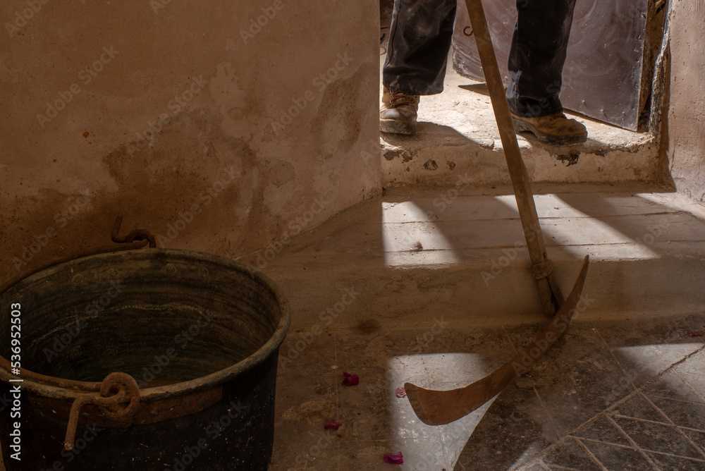 Halloween, pies en contraluz de un asesino con guadaña, la muerte ...