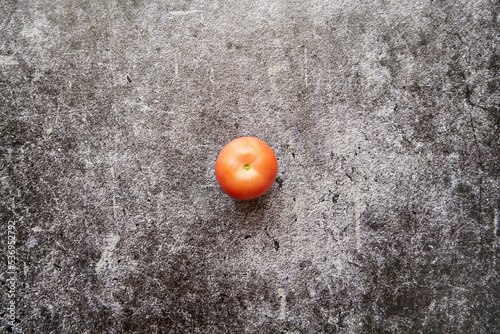 pomidor na czarnym stole 