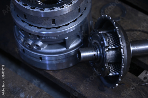 Obraz na płótnie car transmission disassembled for repair w salonie