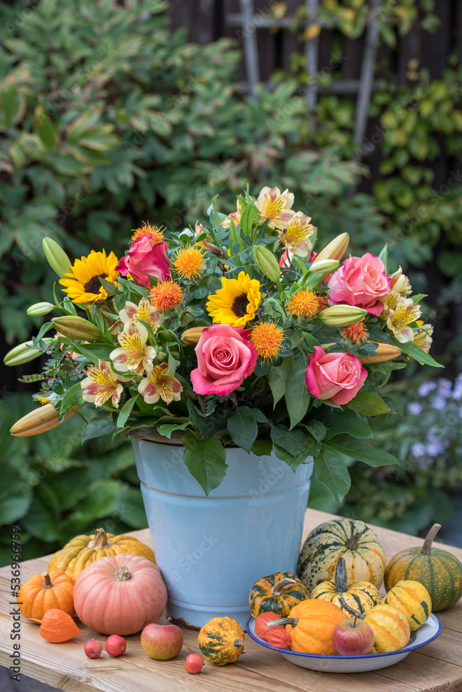 Blumenstrauß mit pink Rosen, Sonnenblumen, Lilien und Färberdisteln im