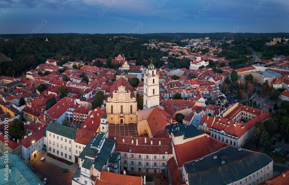Wilno panorama miasta i Uniwersytet Wileński nocą