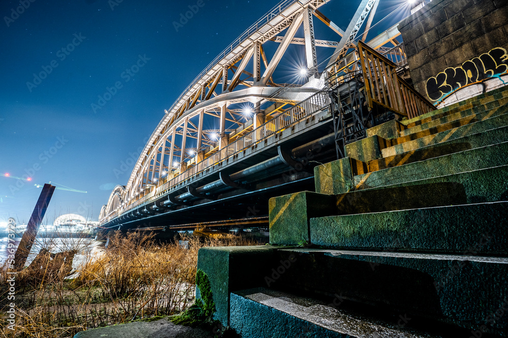Obraz premium Freihafenelbbrücke in Hamburg bei Nacht