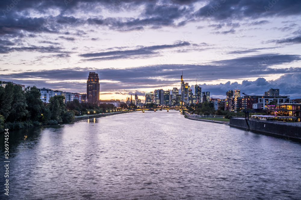 Fototapeta premium Sonnenuntergang in Frankfurt am Main