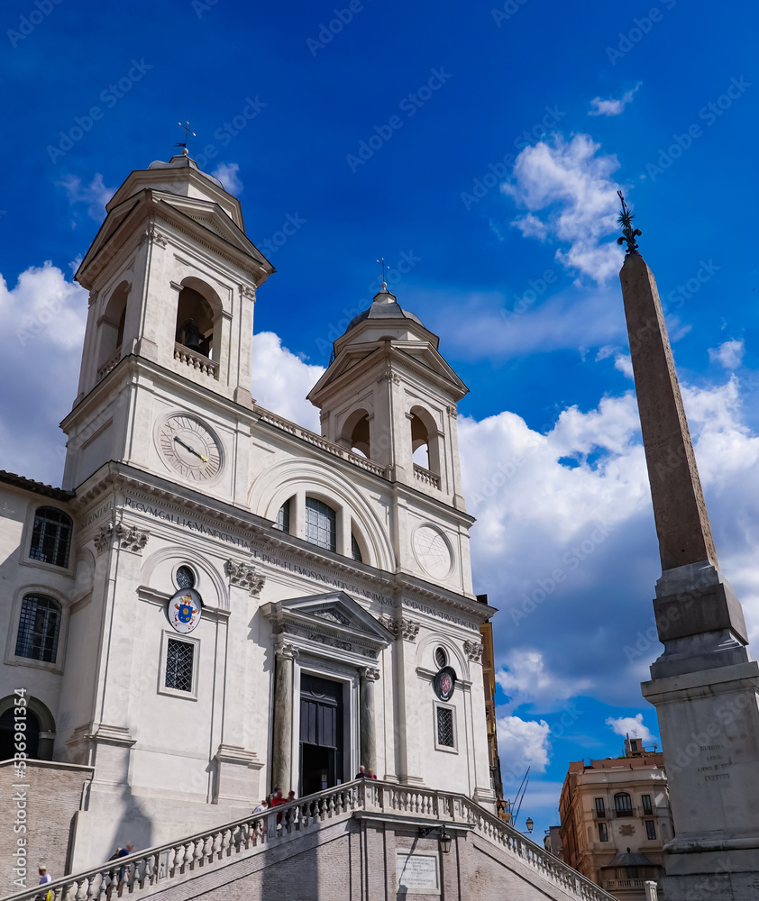 スペイン広場の頂点にたつトリニタ・デイ・モンティ教会（ローマ）
