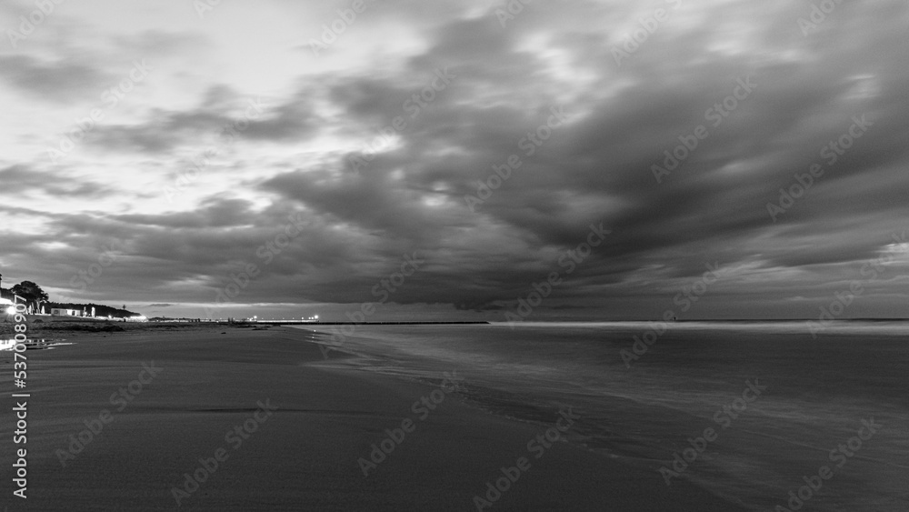 Czarno biały widok na plażę i morze - obrazy, fototapety, plakaty 