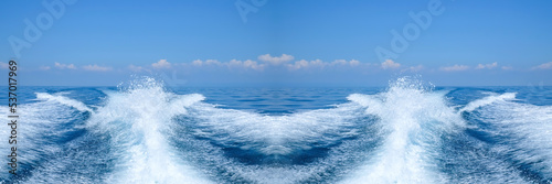 фотографія Water splash behind the ship or wake of speed boat in the ocean with beautiful b