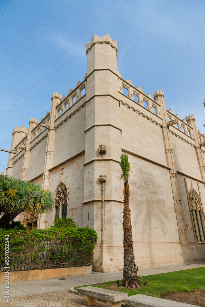 La Lonja (Sa Llotja) de Palma de Mallorca, edificio medieval del siglo XV, máximo exponente del gótico civil en la ciudad y que hoy es un edificio público.