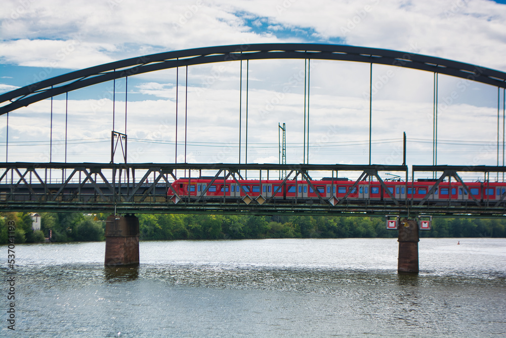 Obraz premium Frankfurt am Main, Germany - Train ride in Frankfurt over old steel bridge