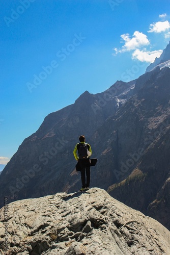 Homme devant vue panoramique en montagne