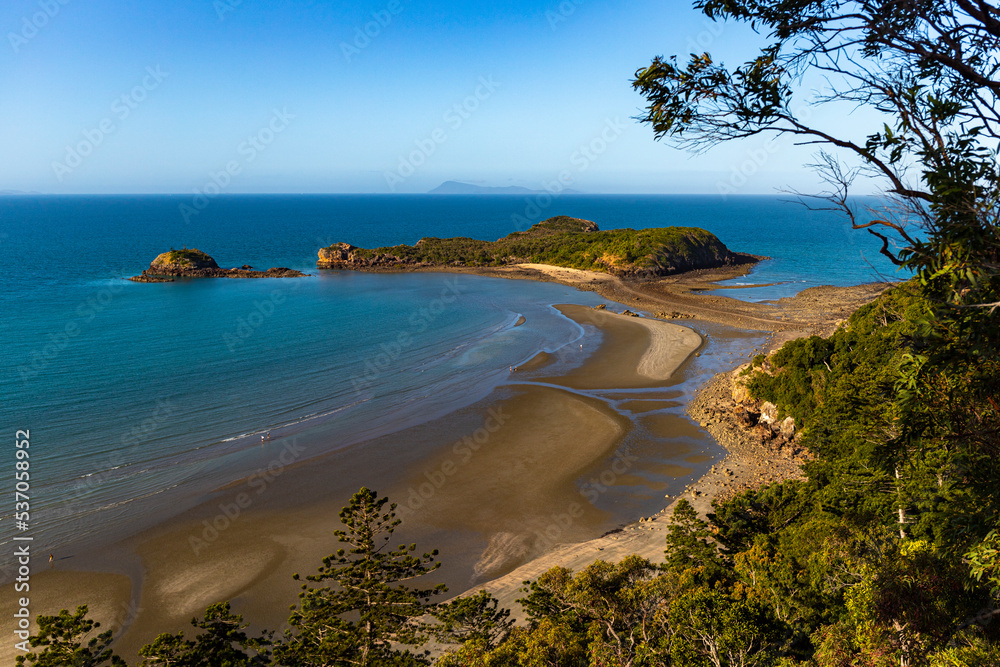 Φωτογραφία aerial view of a panorama of paradise australian beaches in cape hillsborough na