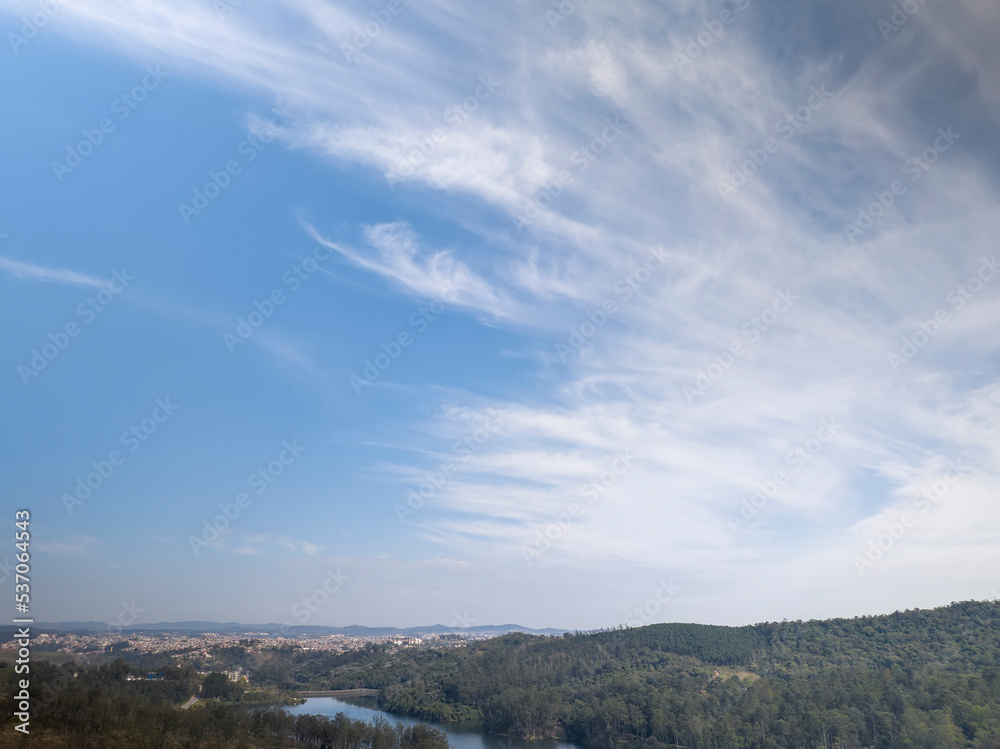 Foto aérea da represa de Mairiporã no interior de São Paulo e também da ponte e rodovias na cercania