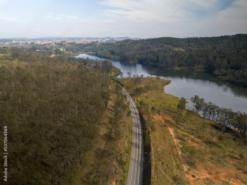 Foto aérea da represa de Mairiporã no interior de São Paulo e também da ponte e rodovias na cercania