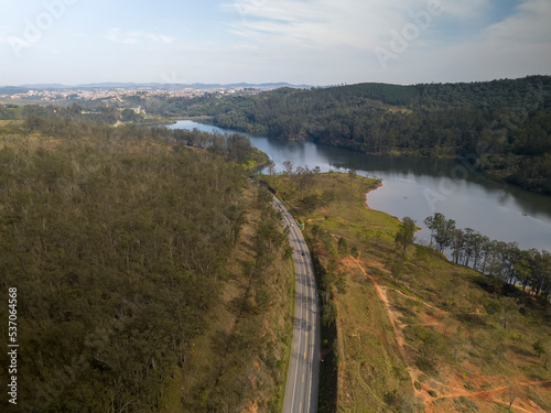 Foto a  rea da represa de Mairipor   no interior de S  o Paulo e tamb  m da ponte e rodovias na cercania
