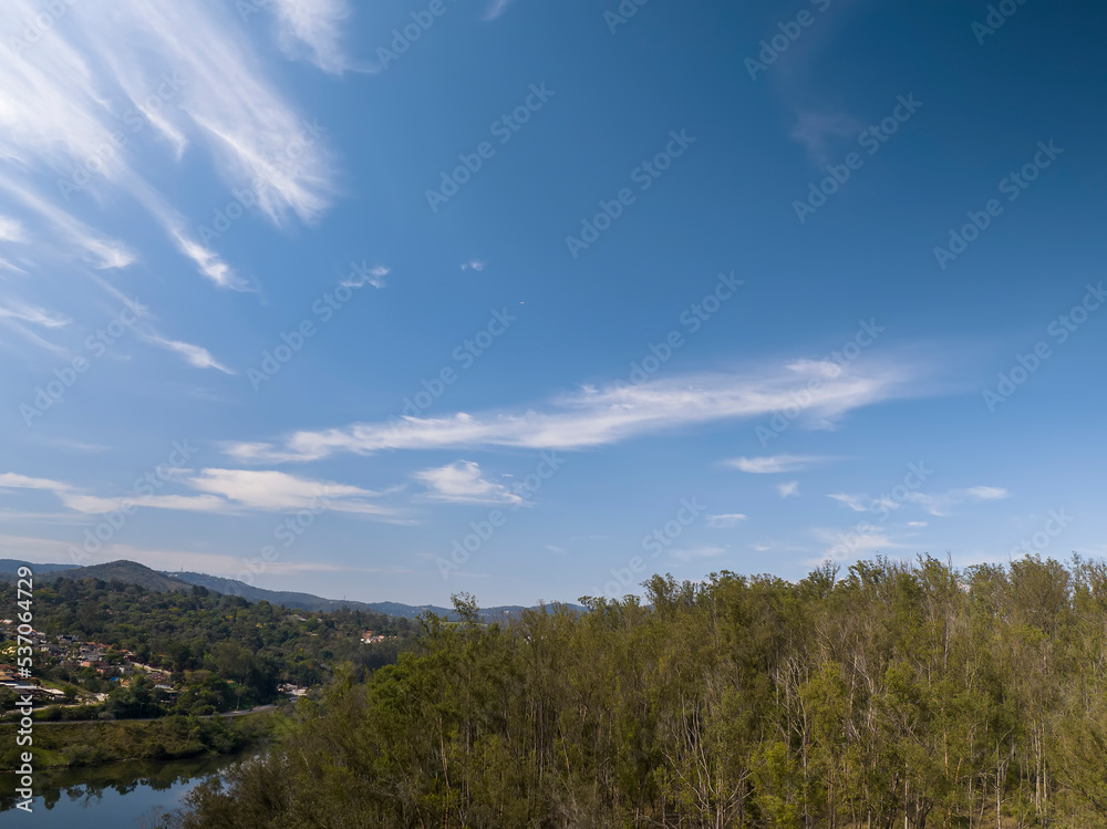Foto aérea da represa de Mairiporã no interior de São Paulo e também da ponte e rodovias na cercania Foto aérea da represa de Mairiporã no interior de São Paulo e também da ponte e rodovias na cercania
