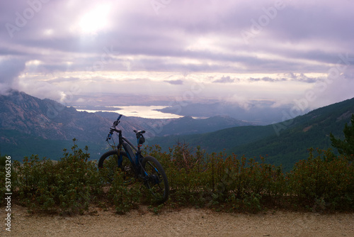 rower mtb góry niebo chmury kolarstwo © Piotr