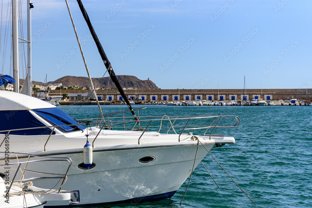 Fototapeta premium Puerto maritimo con barcos y lanchas