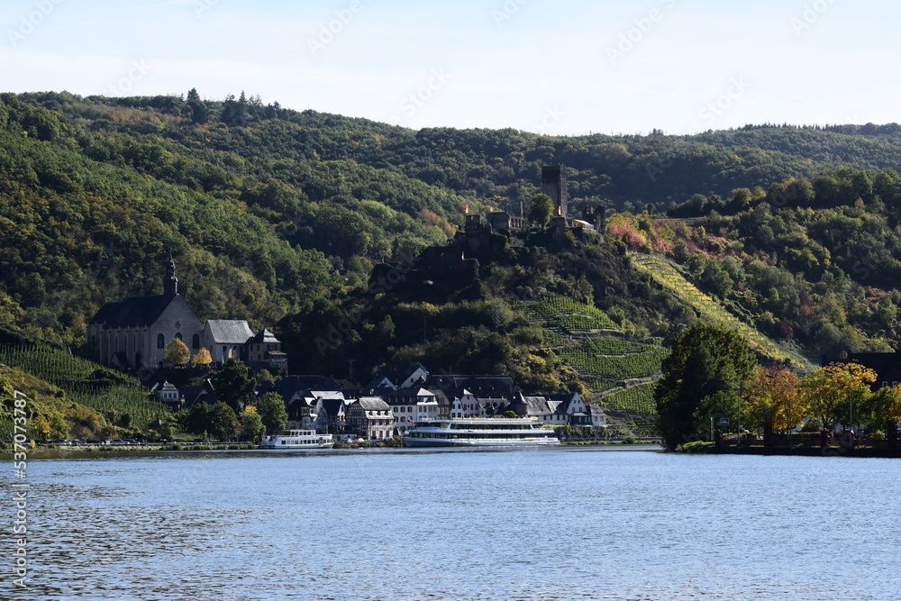 Mosel bei Beilstein mit Burg MEtternich
