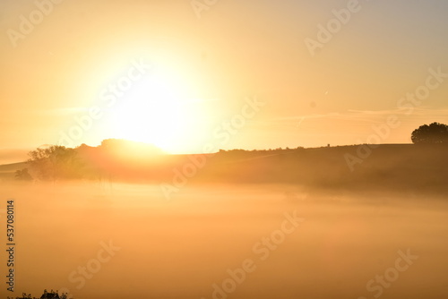 Sonnenaufgang an einem Nebelmorgen