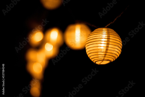 Lampions in orange vor schwarzem Hintergrund geringe Schärfenebene