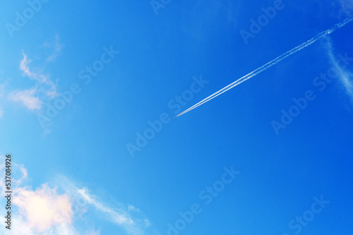 スカイブルーの空と飛行機雲