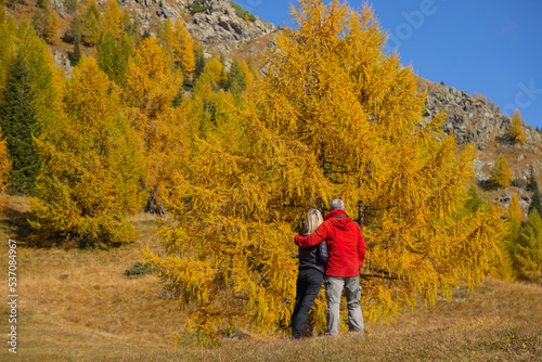 Paar genießt Herbstidylle am berg.