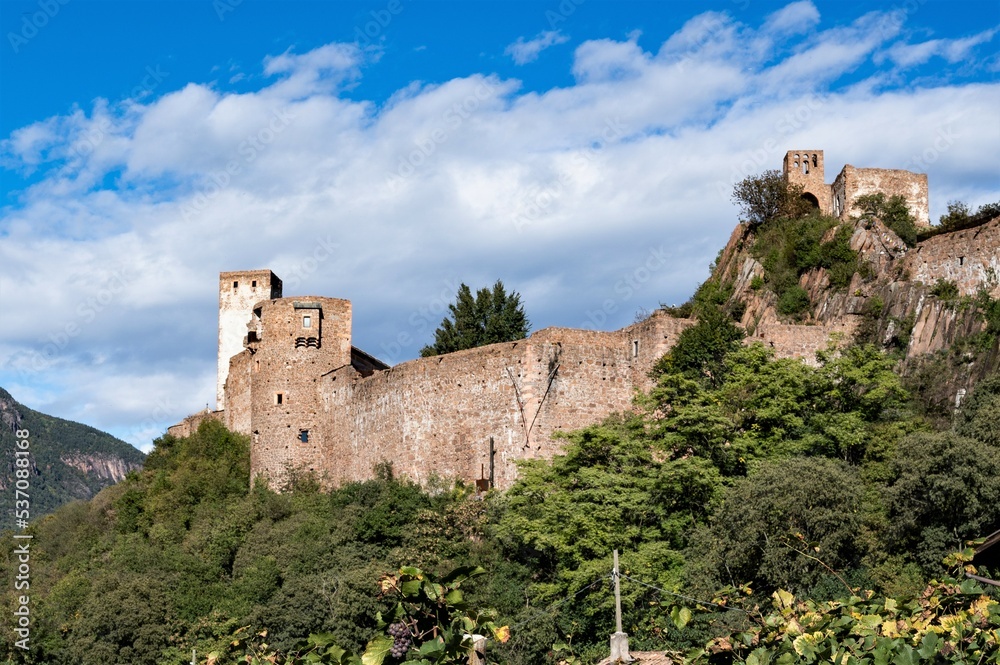 Schloss Sigmundskron , auch Castel Firmiano,  bei Bozen in Südtirol - Die Ruine der  riesigen Burg beherbergt heute das  vierte Bergmuseum von Reinhold  Messner