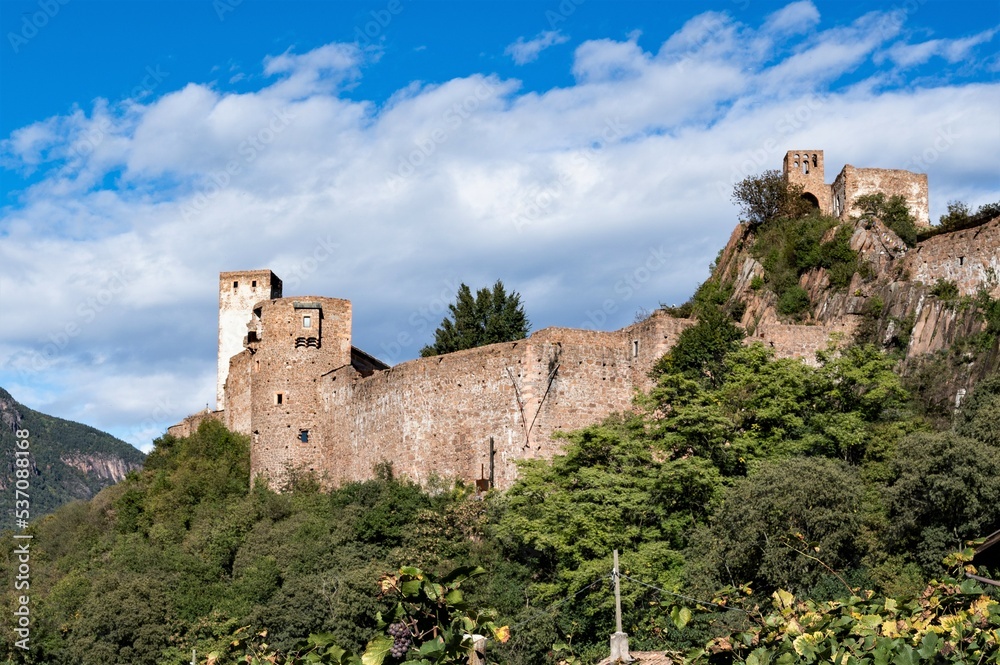 Obraz premium Schloss Sigmundskron , auch Castel Firmiano, bei Bozen in Südtirol - Die Ruine der riesigen Burg beherbergt heute das vierte Bergmuseum von Reinhold Messner