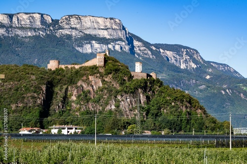 Schloss Sigmundskron , auch Castel Firmiano, hoch über der Etsch bei Bozen in Südtirol - Die Ruine der  riesigen Burg beherbergt heute das  vierte Bergmuseum von Reinhold  Messner photo