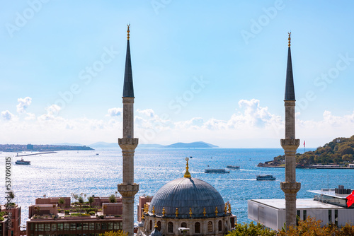 Canvas Print Istanbul view. Nusretiye Mosque and ferries on the Bosphorus