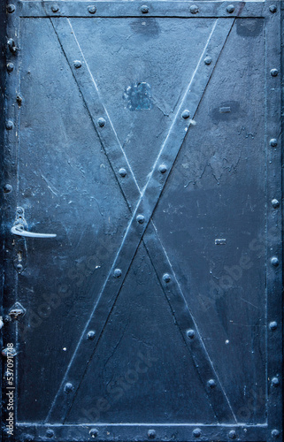Stare drzwi, tekstura zniszczonego drewna, złuszczona farba.