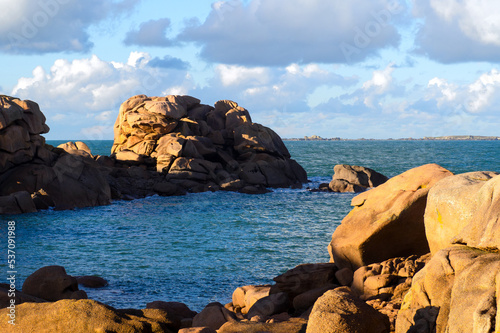 Granit rose en mer bleue