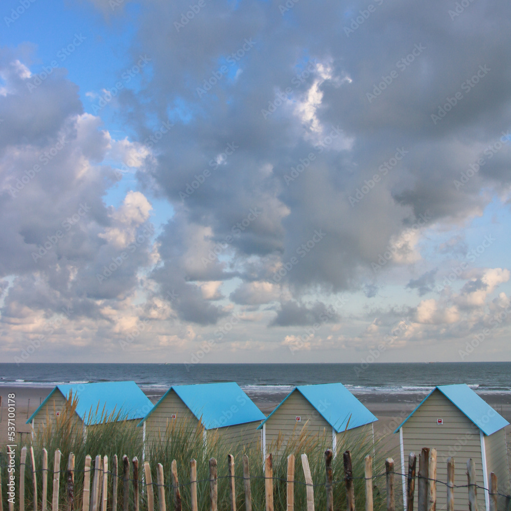 cabines de plage à Oostende à l'aube