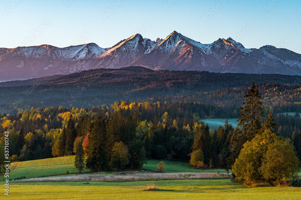 Poranny widok na polskie Tatry. Morning view of the Polish Tatra Mountains.