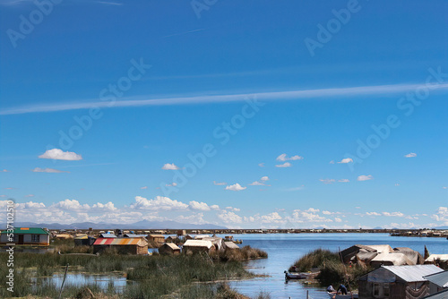 Lago Titicaca entre Bolivia e Peru com suas ilhas flutuantes.