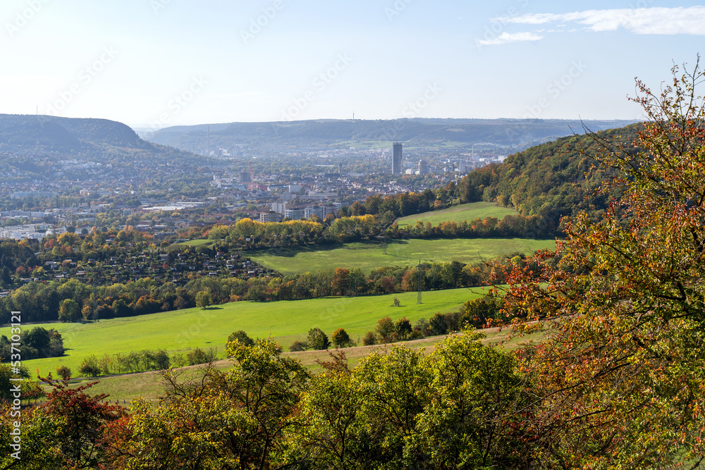 Blick auf das herbstliche Saaletal um Jena in Thüringen