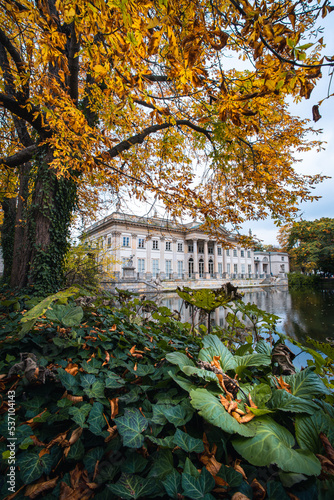 Piękny budynek w jesiennym miejskim parku w Łazienkach Królewskich w Warszawie